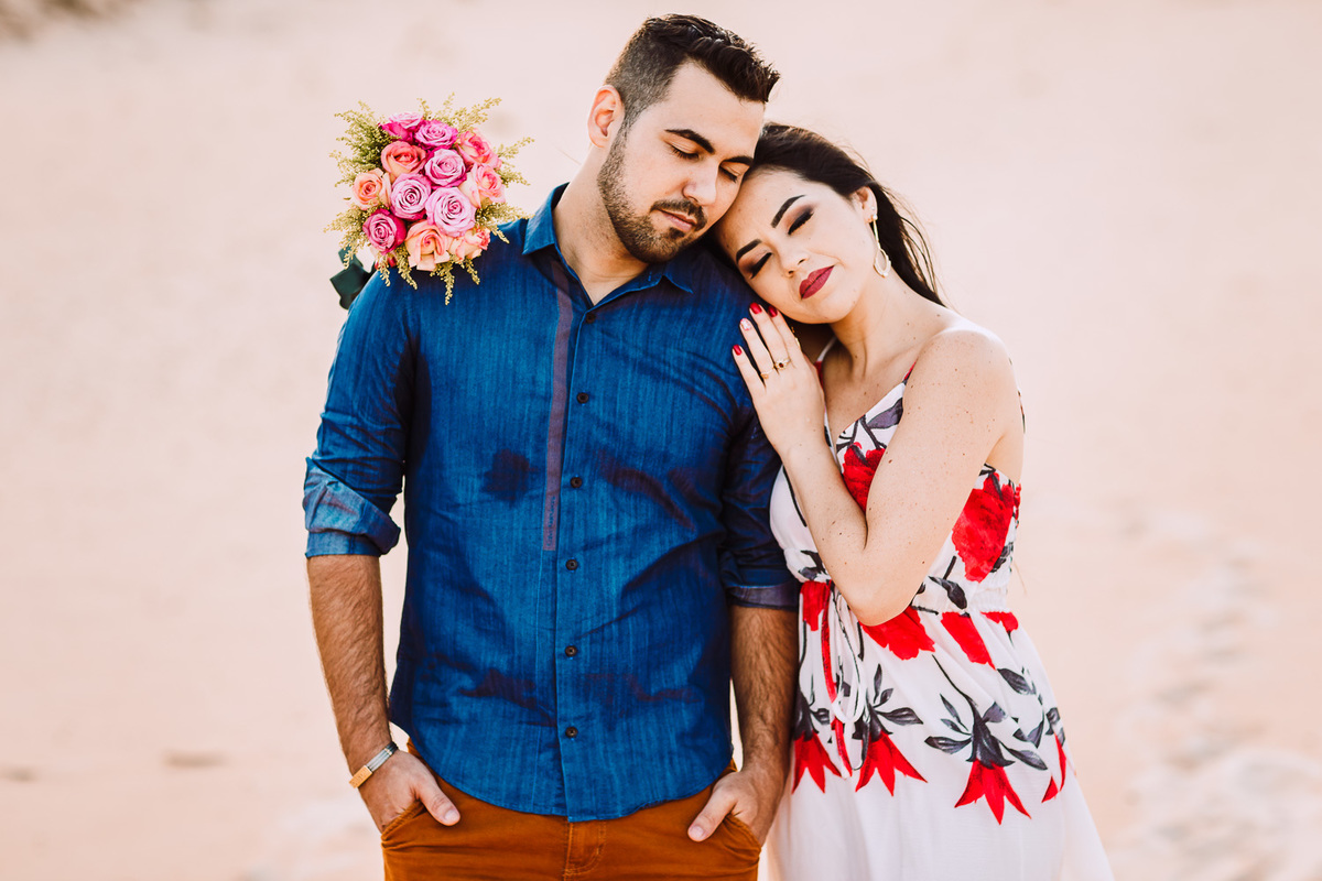 ensaio-pré wedding-wedding-fotos-casal-beach-summer-por do sol-fotografia-praia-morro branco-beberibe-casamento-noivos-sorrir-noiva-cores-porto velho-Rondonia