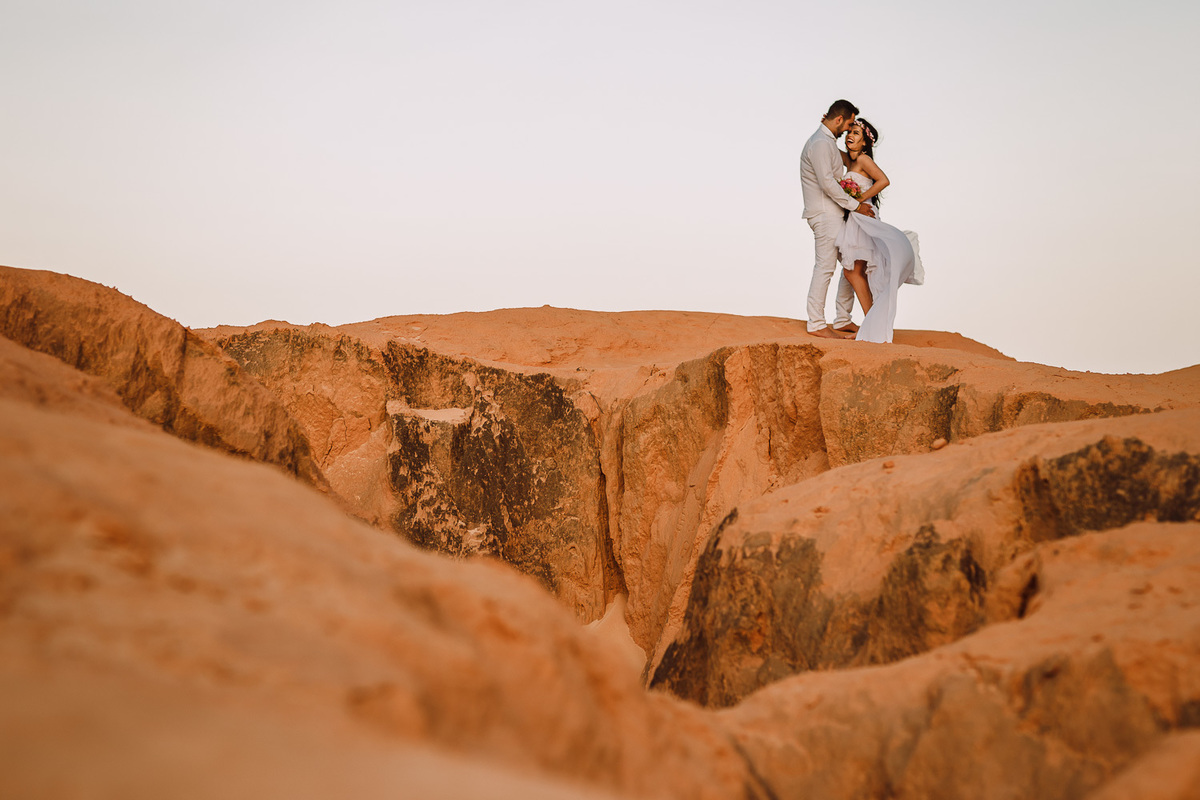 ensaio-pré wedding-wedding-fotos-casal-beach-summer-por do sol-fotografia-praia-morro branco-beberibe-casamento-noivos-sorrir-noiva-cores-porto velho-Rondonia