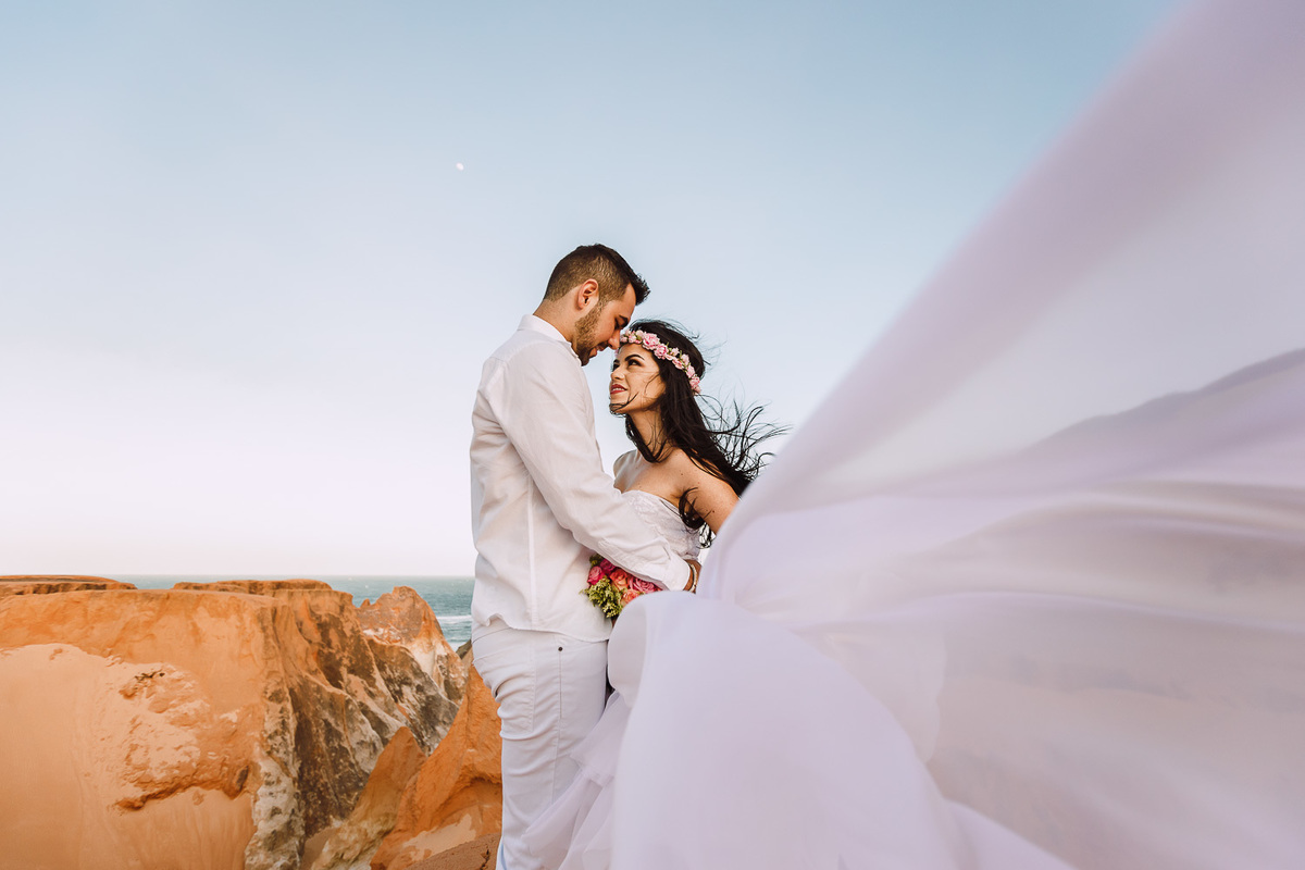 ensaio-pré wedding-wedding-fotos-casal-beach-summer-por do sol-fotografia-praia-morro branco-beberibe-casamento-noivos-sorrir-noiva-cores-porto velho-Rondonia