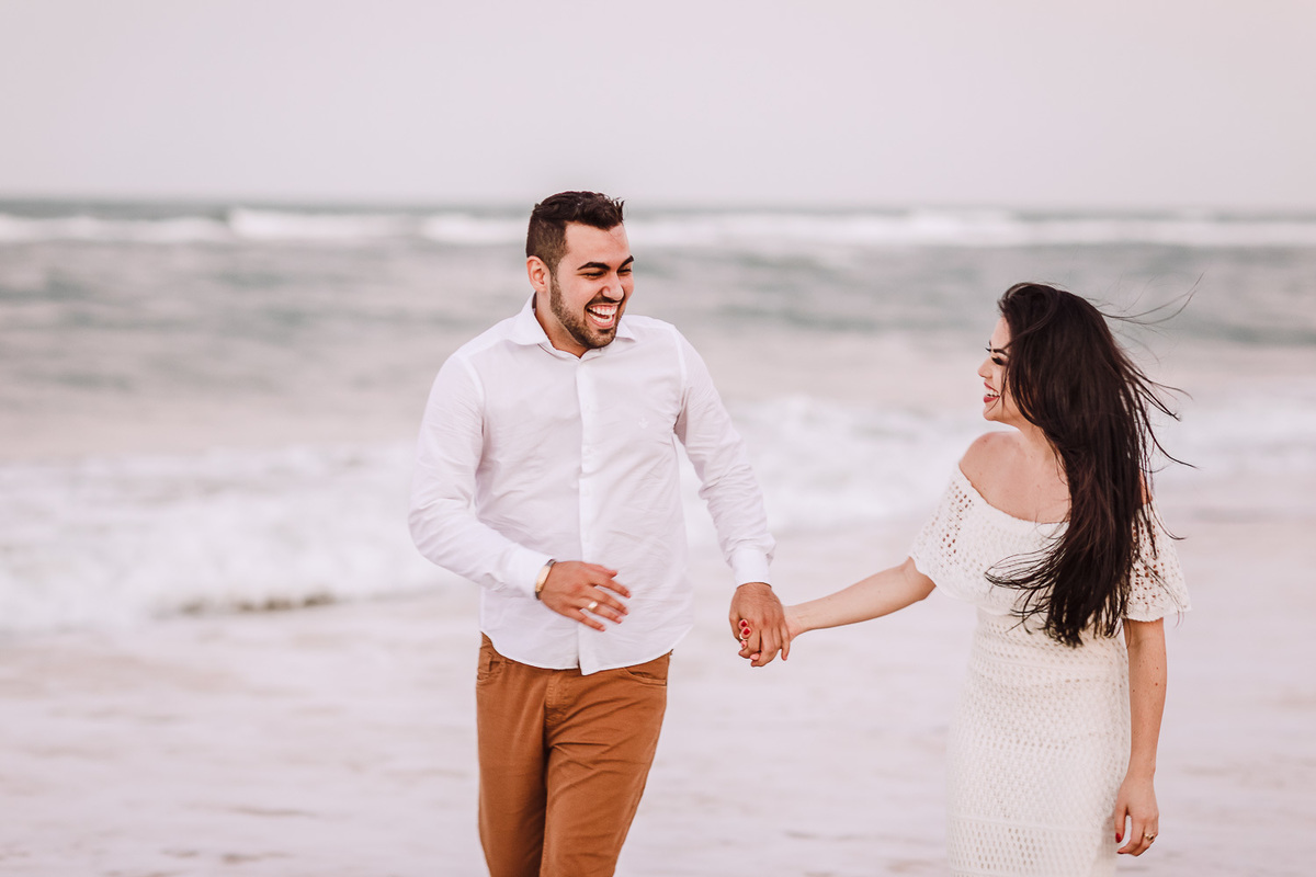 ensaio-pré wedding-wedding-fotos-casal-beach-summer-por do sol-fotografia-praia-morro branco-beberibe-casamento-noivos-sorrir-noiva-cores-porto velho-Rondonia