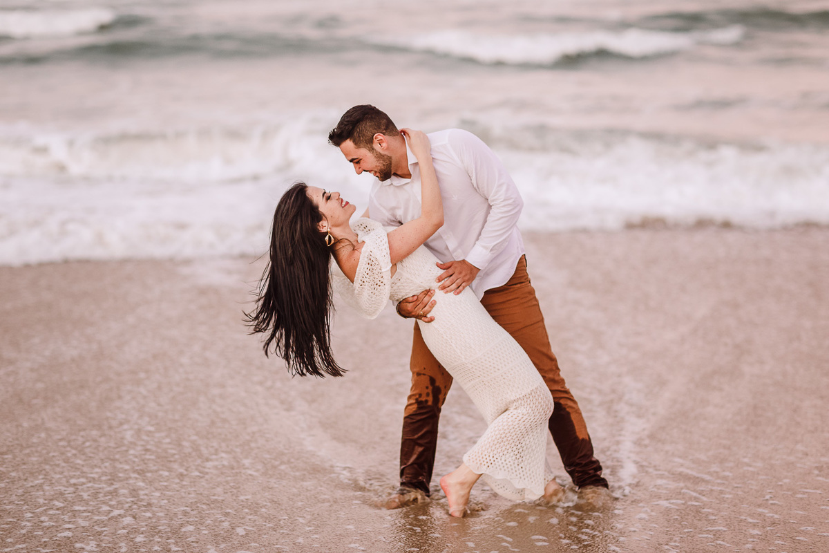 ensaio-pré wedding-wedding-fotos-casal-beach-summer-por do sol-fotografia-praia-morro branco-beberibe-casamento-noivos-sorrir-noiva-cores-porto velho-Rondonia