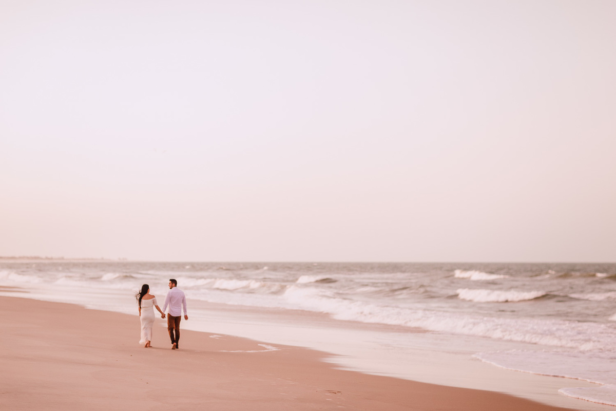 ensaio-pré wedding-wedding-fotos-casal-beach-summer-por do sol-fotografia-praia-morro branco-beberibe-casamento-noivos-sorrir-noiva-cores-porto velho-Rondonia