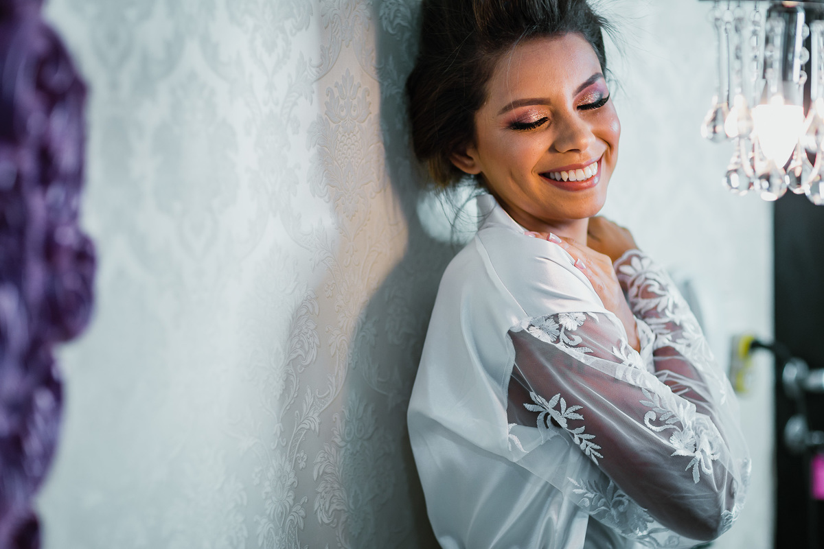 noiva-linda-feliz-casamento-makin of-maquiagem-make-vestido-salão-wedding-casamento-pride-buffet-eusébio-noivos-fotografo de casamento-fotografia-celebração-bolo