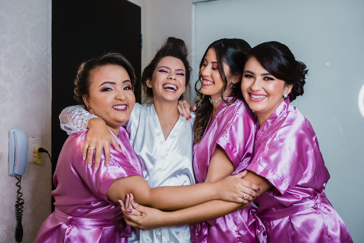 noiva-linda-feliz-casamento-makin of-maquiagem-make-vestido-salão-wedding-casamento-pride-buffet-eusébio-noivos-fotografo de casamento-fotografia-celebração-bolo