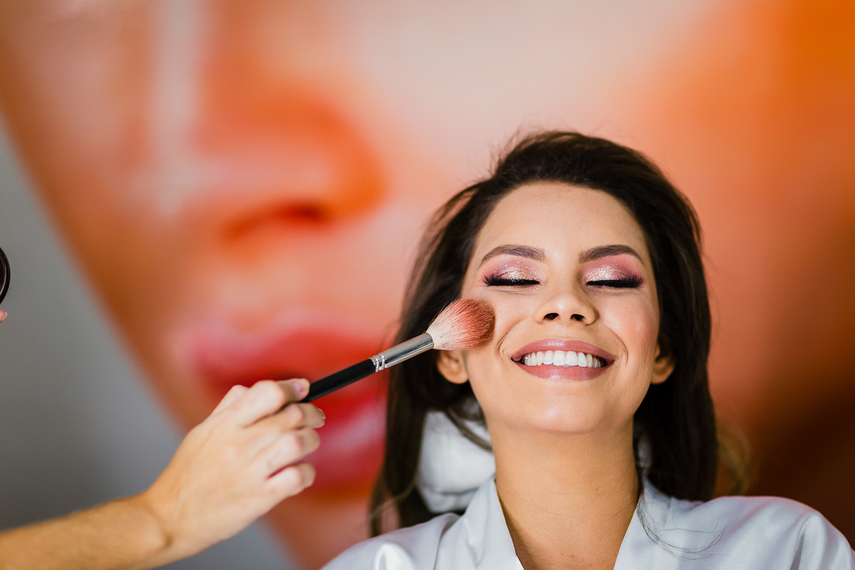 noiva-linda-feliz-casamento-makin of-maquiagem-make-vestido-salão-wedding-casamento-pride-buffet-eusébio-noivos-fotografo de casamento-fotografia-celebração-bolo