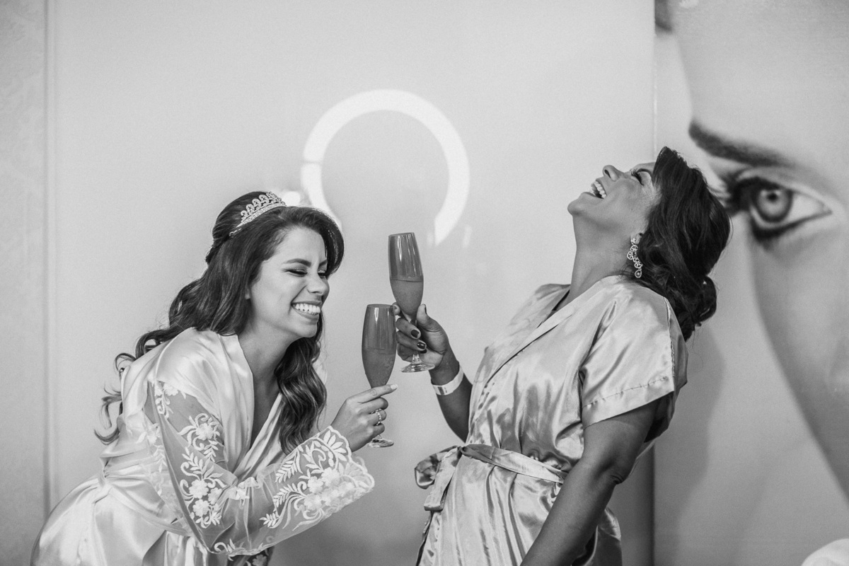 noiva-linda-feliz-casamento-makin of-maquiagem-make-vestido-salão-wedding-casamento-pride-buffet-eusébio-noivos-fotografo de casamento-fotografia-celebração-bolo