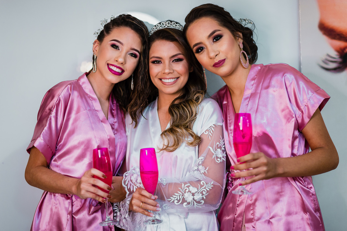 noiva-linda-feliz-casamento-makin of-maquiagem-make-vestido-salão-wedding-casamento-pride-buffet-eusébio-noivos-fotografo de casamento-fotografia-celebração-bolo