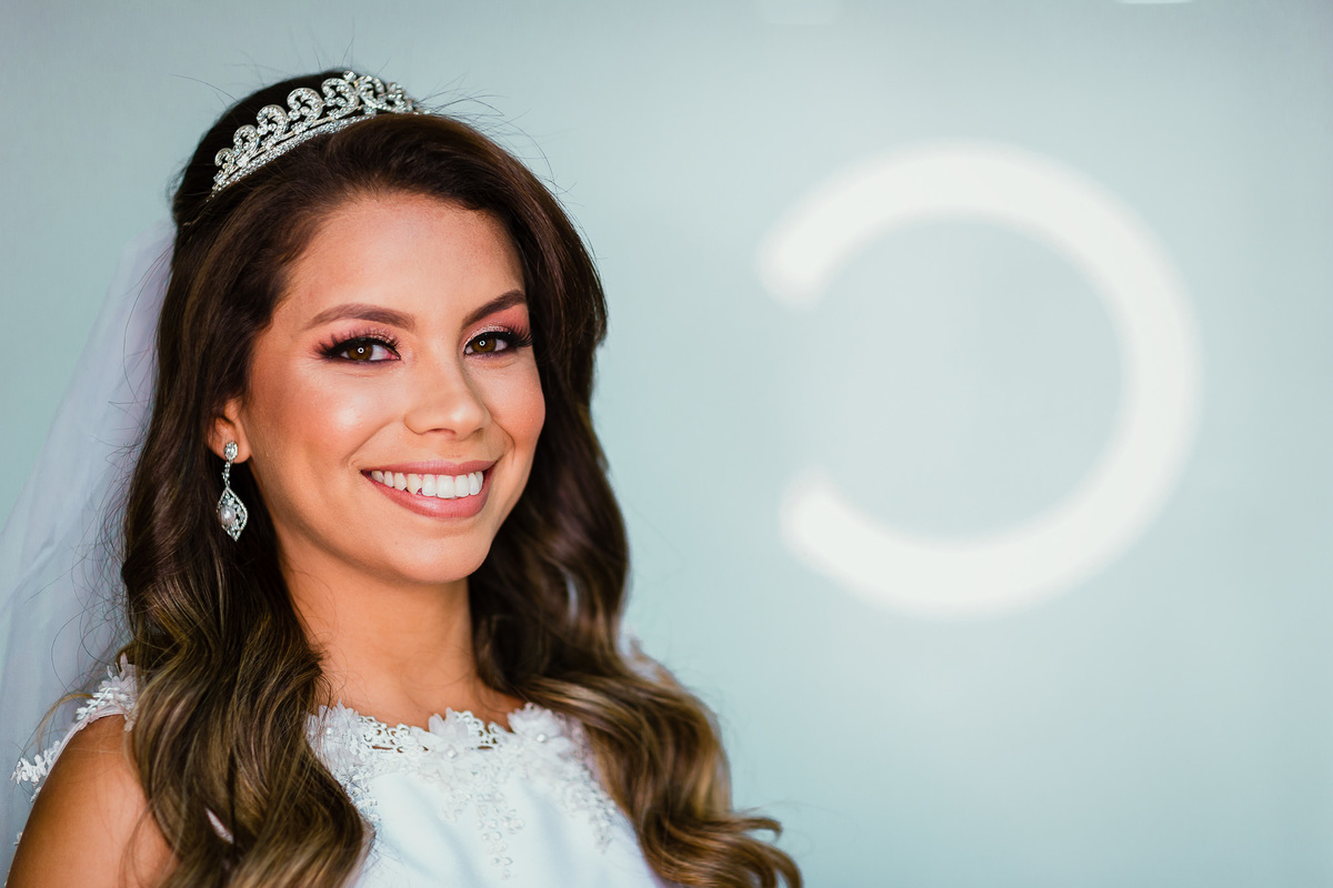 noiva-linda-feliz-casamento-makin of-maquiagem-make-vestido-salão-wedding-casamento-pride-buffet-eusébio-noivos-fotografo de casamento-fotografia-celebração-bolo