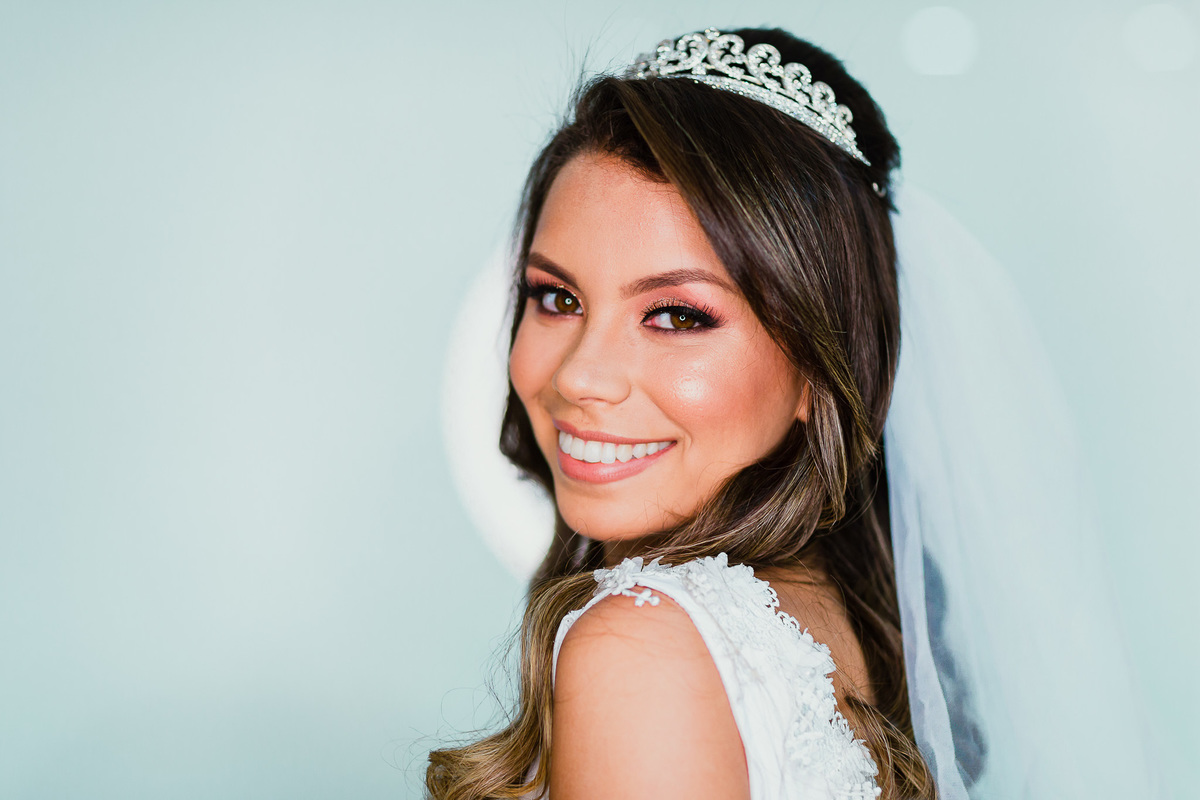 noiva-linda-feliz-casamento-makin of-maquiagem-make-vestido-salão-wedding-casamento-pride-buffet-eusébio-noivos-fotografo de casamento-fotografia-celebração-bolo