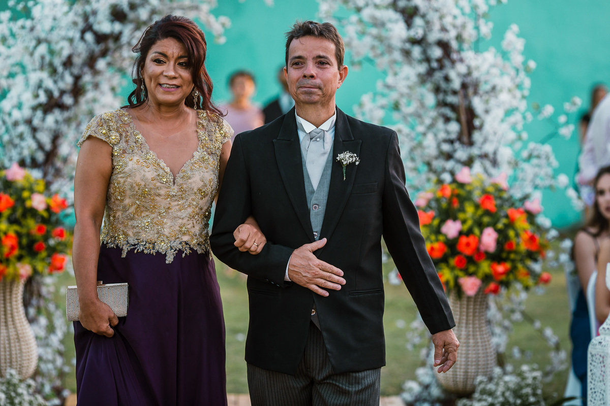 noiva-linda-feliz-casamento-makin of-maquiagem-make-vestido-salão-wedding-casamento-pride-buffet-eusébio-noivos-fotografo de casamento-fotografia-celebração-bolo