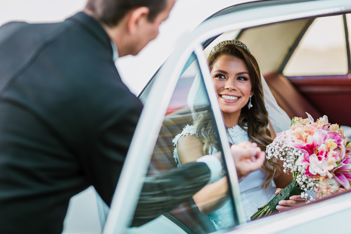 noiva-linda-feliz-casamento-makin of-maquiagem-make-vestido-salão-wedding-casamento-pride-buffet-eusébio-noivos-fotografo de casamento-fotografia-celebração-bolo