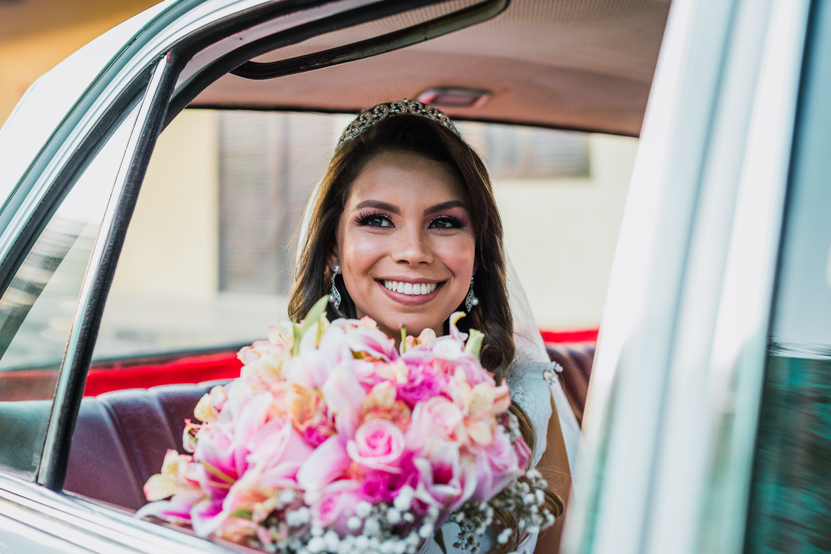 noiva-linda-feliz-casamento-makin of-maquiagem-make-vestido-salão-wedding-casamento-pride-buffet-eusébio-noivos-fotografo de casamento-fotografia-celebração-bolo
