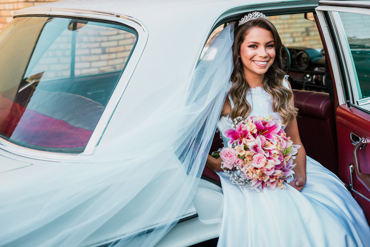 noiva-linda-feliz-casamento-makin of-maquiagem-make-vestido-salão-wedding-casamento-pride-buffet-eusébio-noivos-fotografo de casamento-fotografia-celebração-bolo