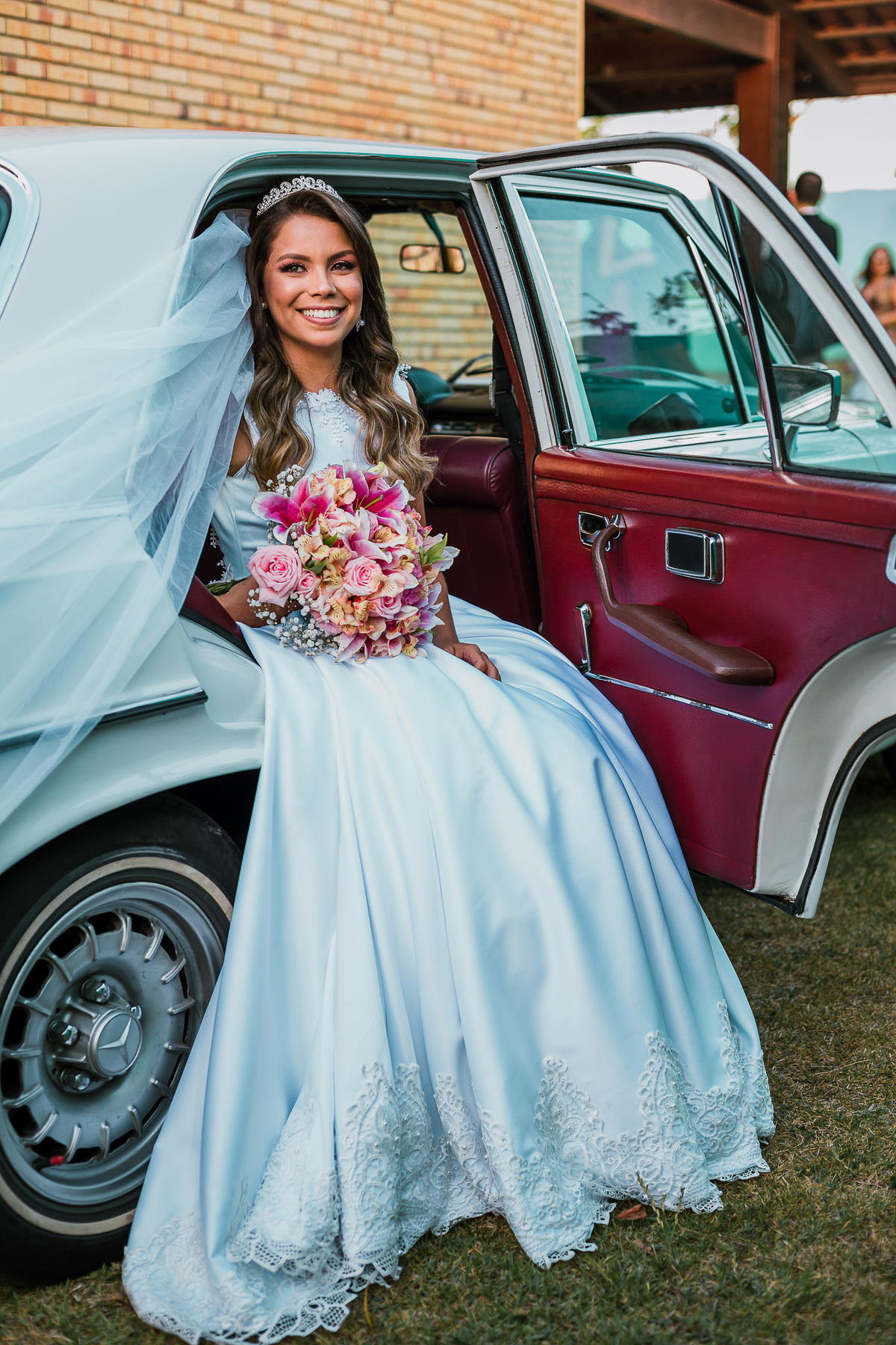 noiva-linda-feliz-casamento-makin of-maquiagem-make-vestido-salão-wedding-casamento-pride-buffet-eusébio-noivos-fotografo de casamento-fotografia-celebração-bolo
