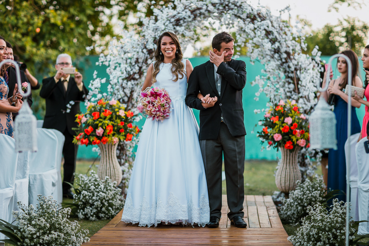 noiva-linda-feliz-casamento-makin of-maquiagem-make-vestido-salão-wedding-casamento-pride-buffet-eusébio-noivos-fotografo de casamento-fotografia-celebração-bolo