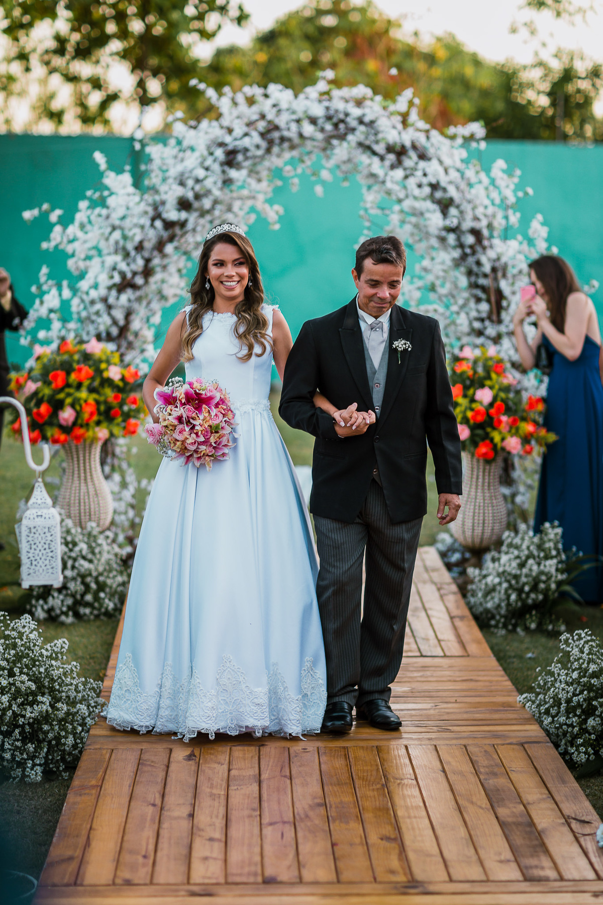 noiva-linda-feliz-casamento-makin of-maquiagem-make-vestido-salão-wedding-casamento-pride-buffet-eusébio-noivos-fotografo de casamento-fotografia-celebração-bolo