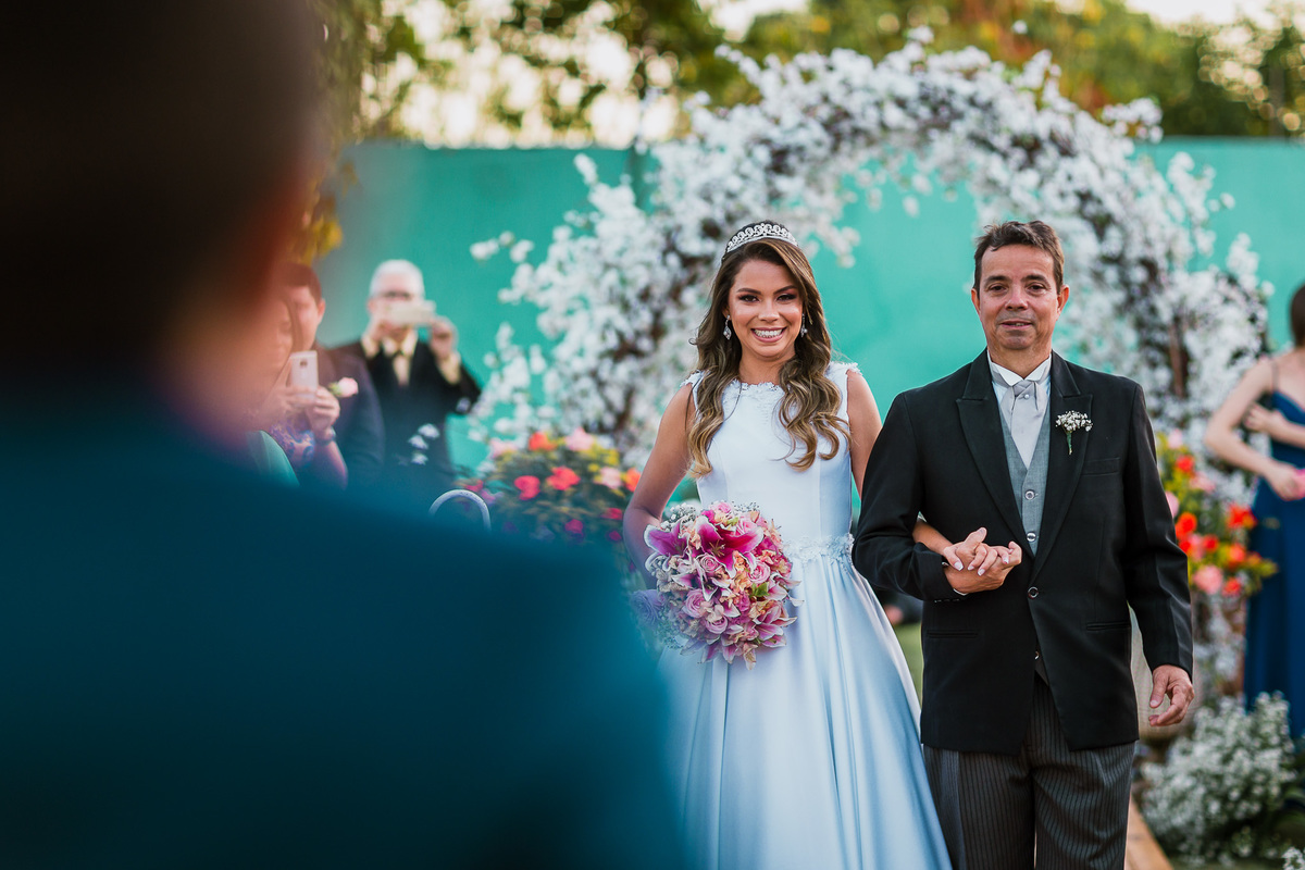 noiva-linda-feliz-casamento-makin of-maquiagem-make-vestido-salão-wedding-casamento-pride-buffet-eusébio-noivos-fotografo de casamento-fotografia-celebração-bolo