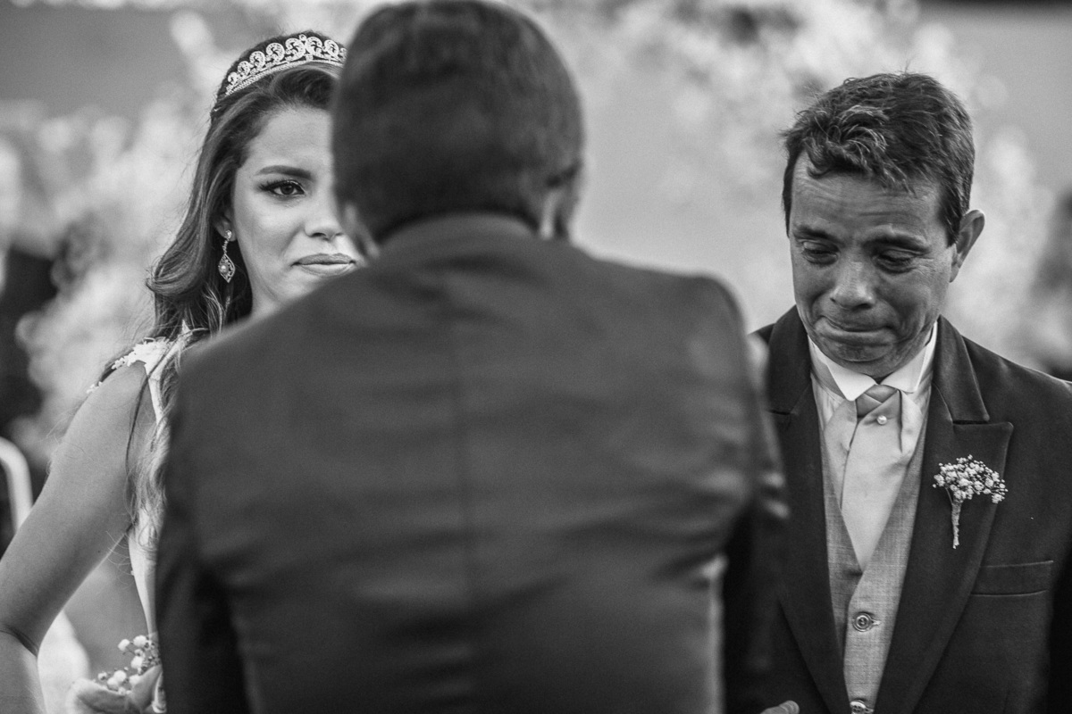 noiva-linda-feliz-casamento-makin of-maquiagem-make-vestido-salão-wedding-casamento-pride-buffet-eusébio-noivos-fotografo de casamento-fotografia-celebração-bolo