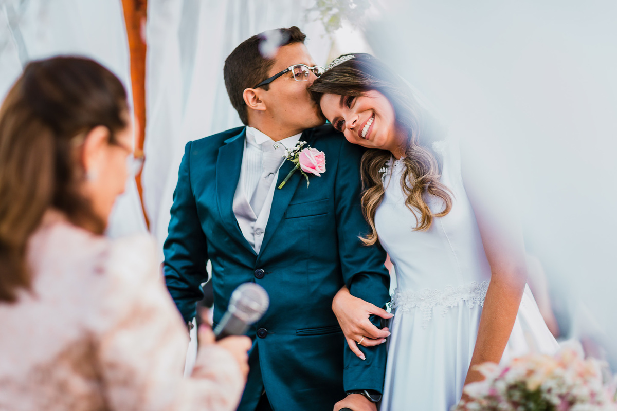 noiva-linda-feliz-casamento-makin of-maquiagem-make-vestido-salão-wedding-casamento-pride-buffet-eusébio-noivos-fotografo de casamento-fotografia-celebração-bolo