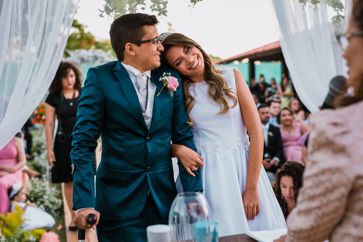 noiva-linda-feliz-casamento-makin of-maquiagem-make-vestido-salão-wedding-casamento-pride-buffet-eusébio-noivos-fotografo de casamento-fotografia-celebração-bolo