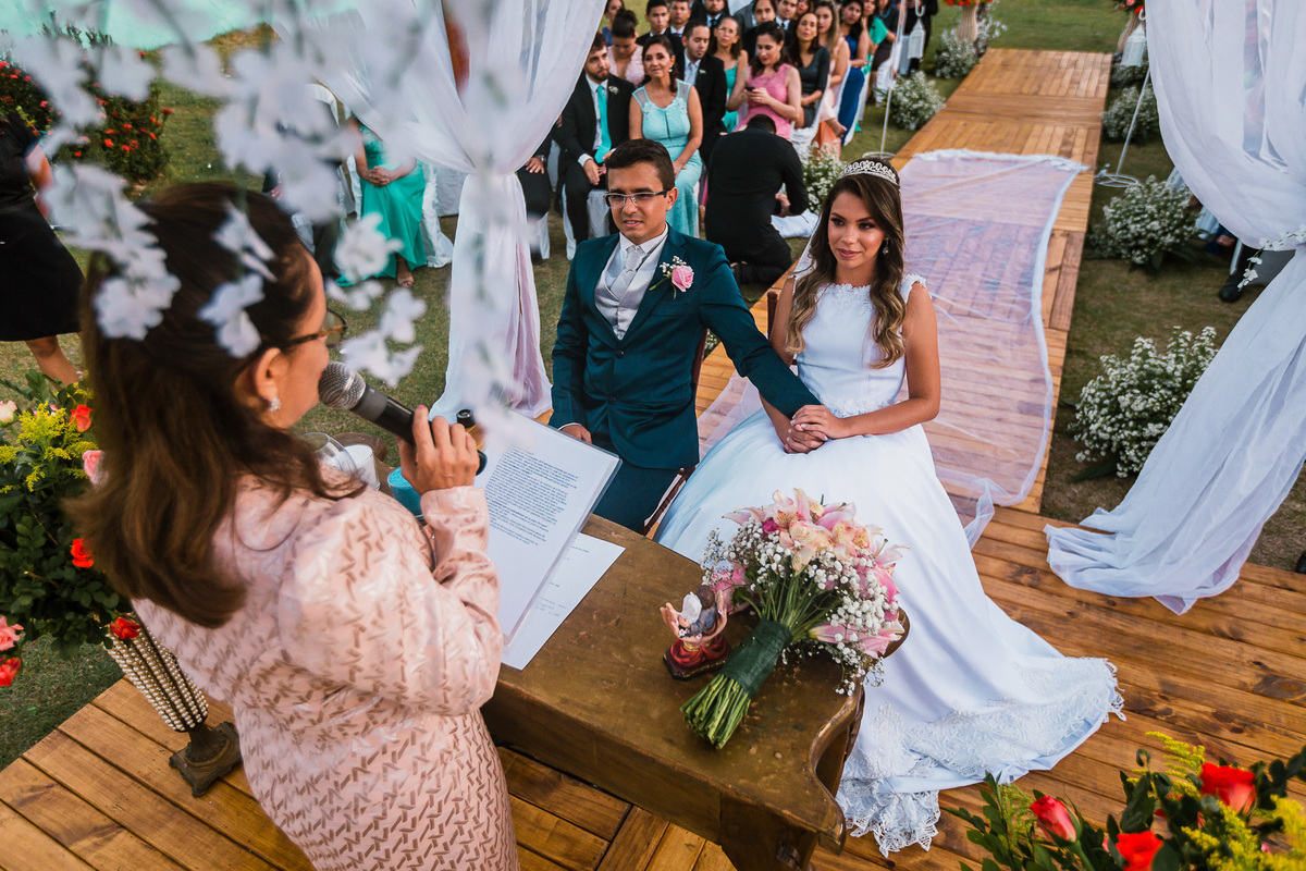 noiva-linda-feliz-casamento-makin of-maquiagem-make-vestido-salão-wedding-casamento-pride-buffet-eusébio-noivos-fotografo de casamento-fotografia-celebração-bolo
