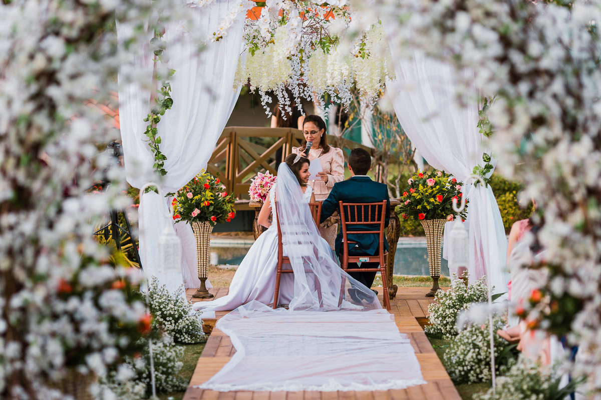 noiva-linda-feliz-casamento-makin of-maquiagem-make-vestido-salão-wedding-casamento-pride-buffet-eusébio-noivos-fotografo de casamento-fotografia-celebração-bolo