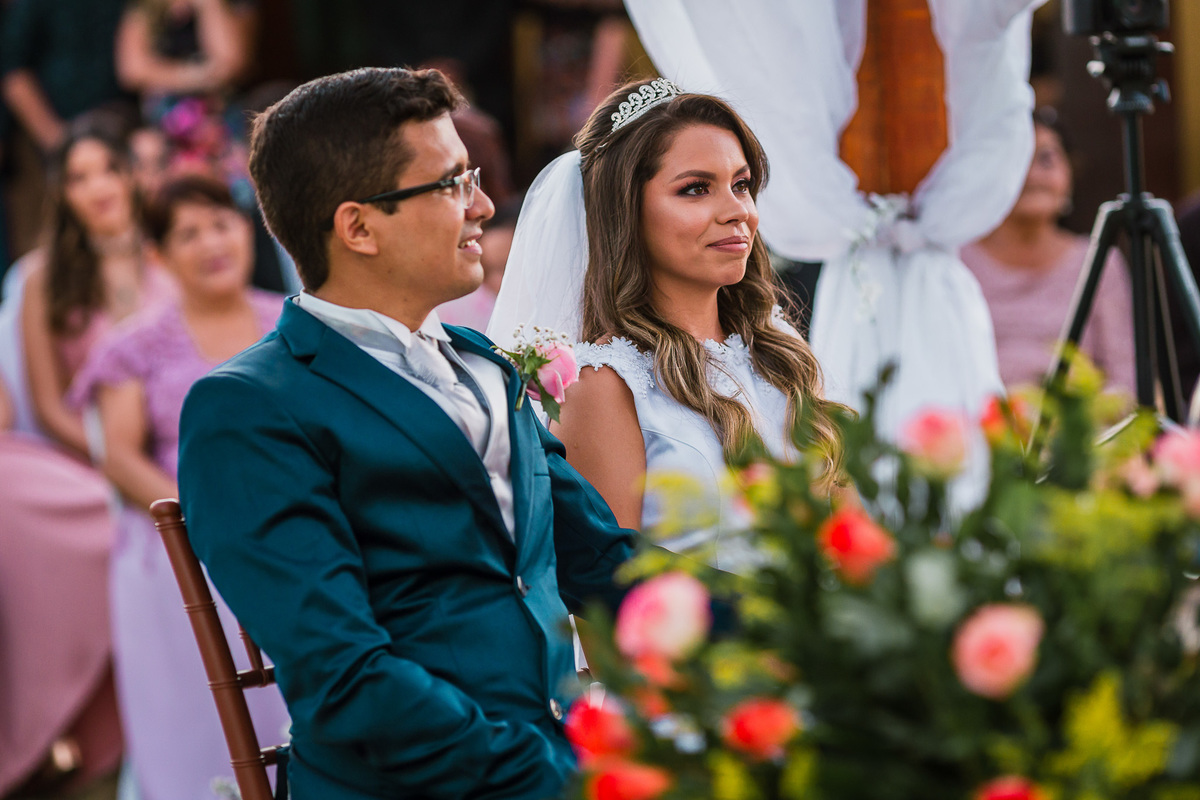 noiva-linda-feliz-casamento-makin of-maquiagem-make-vestido-salão-wedding-casamento-pride-buffet-eusébio-noivos-fotografo de casamento-fotografia-celebração-bolo
