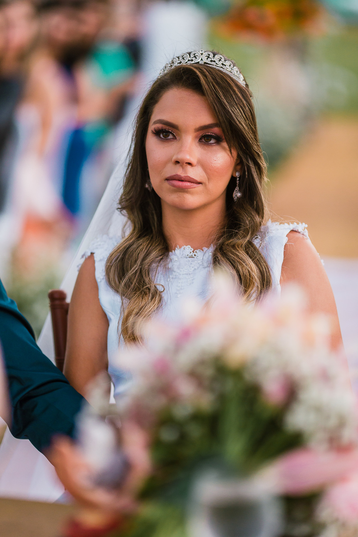 noiva-linda-feliz-casamento-makin of-maquiagem-make-vestido-salão-wedding-casamento-pride-buffet-eusébio-noivos-fotografo de casamento-fotografia-celebração-bolo