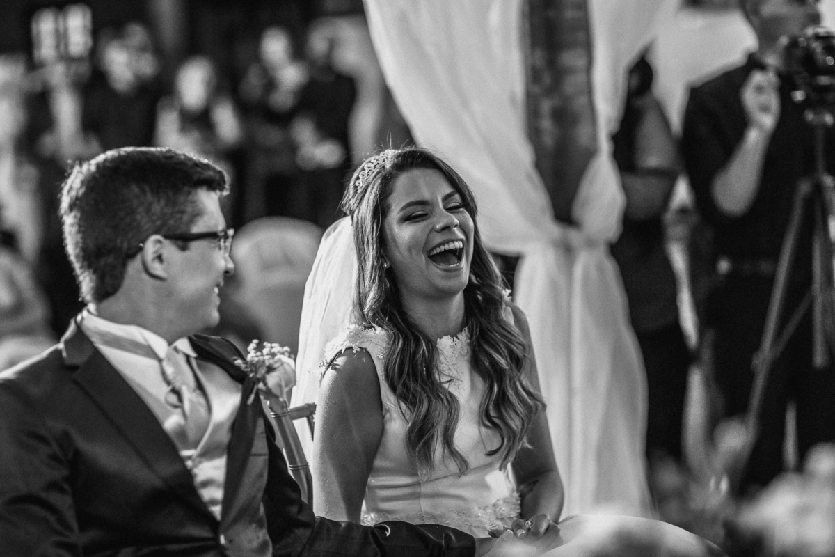 noiva-linda-feliz-casamento-makin of-maquiagem-make-vestido-salão-wedding-casamento-pride-buffet-eusébio-noivos-fotografo de casamento-fotografia-celebração-bolo