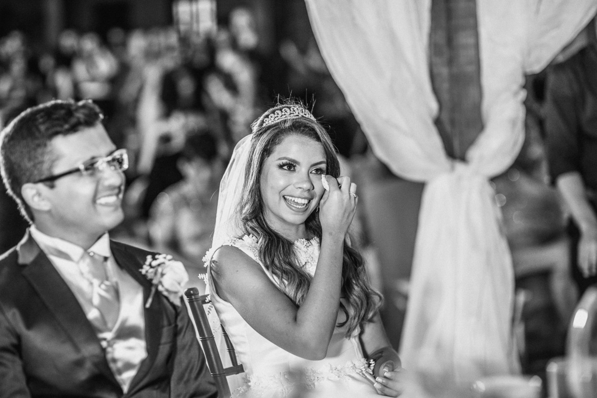 noiva-linda-feliz-casamento-makin of-maquiagem-make-vestido-salão-wedding-casamento-pride-buffet-eusébio-noivos-fotografo de casamento-fotografia-celebração-bolo