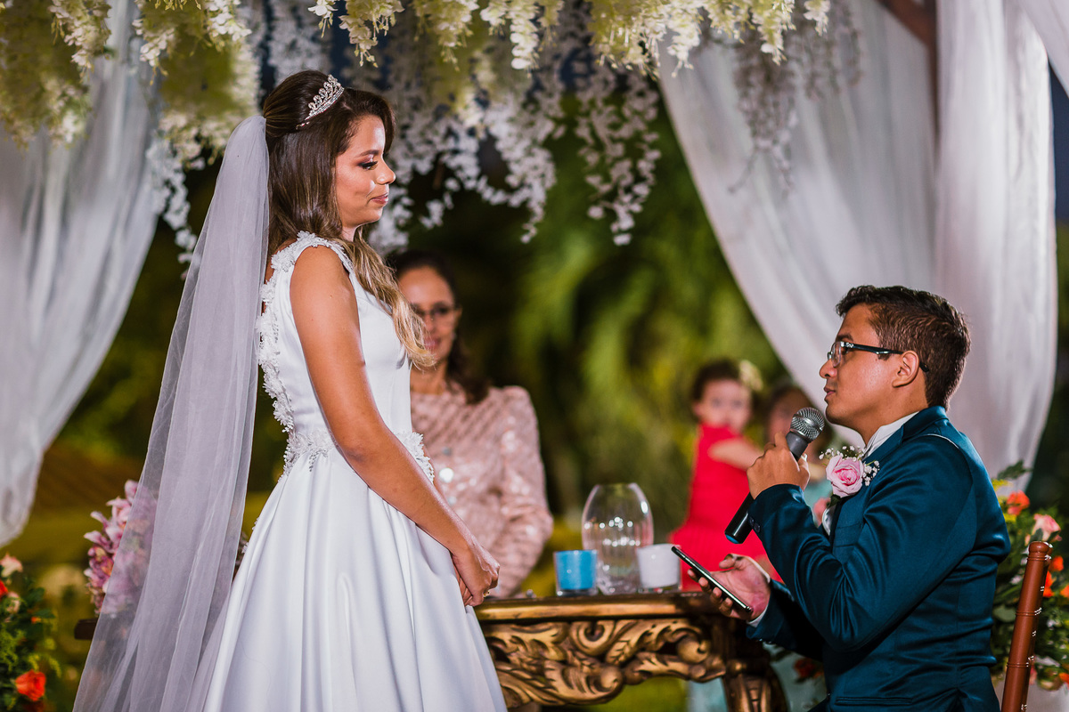 noiva-linda-feliz-casamento-makin of-maquiagem-make-vestido-salão-wedding-casamento-pride-buffet-eusébio-noivos-fotografo de casamento-fotografia-celebração-bolo