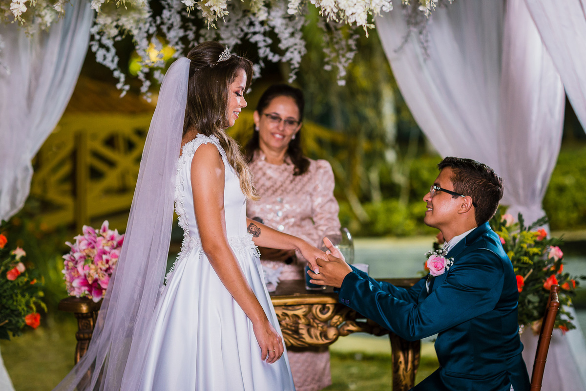 noiva-linda-feliz-casamento-makin of-maquiagem-make-vestido-salão-wedding-casamento-pride-buffet-eusébio-noivos-fotografo de casamento-fotografia-celebração-bolo