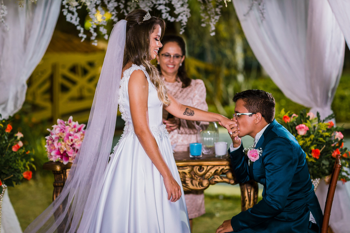 noiva-linda-feliz-casamento-makin of-maquiagem-make-vestido-salão-wedding-casamento-pride-buffet-eusébio-noivos-fotografo de casamento-fotografia-celebração-bolo