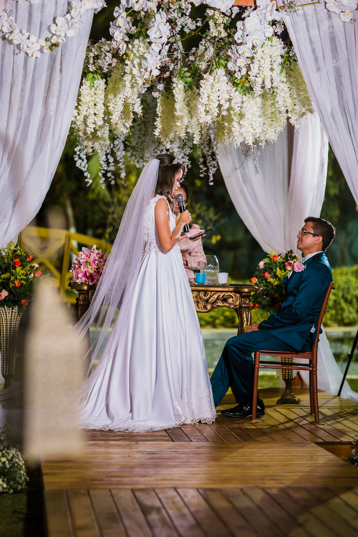 noiva-linda-feliz-casamento-makin of-maquiagem-make-vestido-salão-wedding-casamento-pride-buffet-eusébio-noivos-fotografo de casamento-fotografia-celebração-bolo