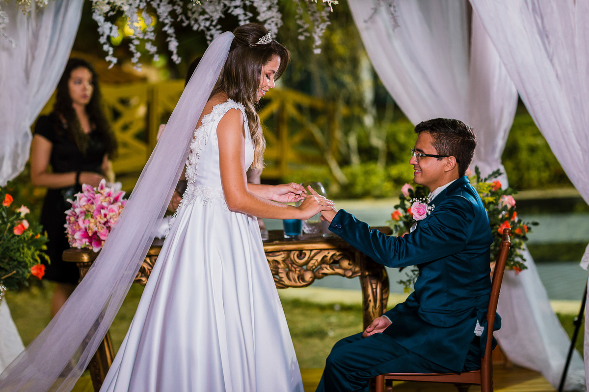 noiva-linda-feliz-casamento-makin of-maquiagem-make-vestido-salão-wedding-casamento-pride-buffet-eusébio-noivos-fotografo de casamento-fotografia-celebração-bolo