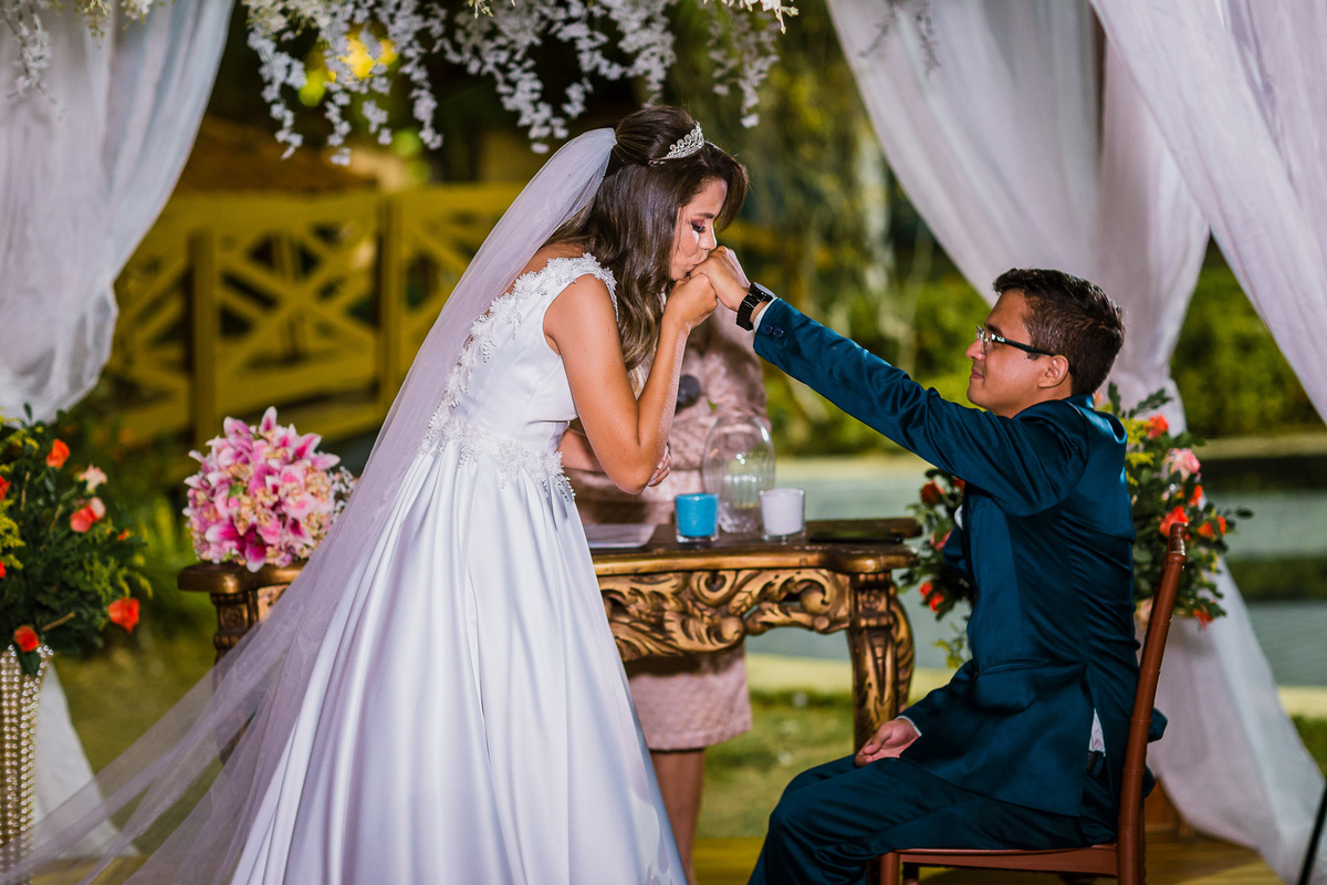 noiva-linda-feliz-casamento-makin of-maquiagem-make-vestido-salão-wedding-casamento-pride-buffet-eusébio-noivos-fotografo de casamento-fotografia-celebração-bolo