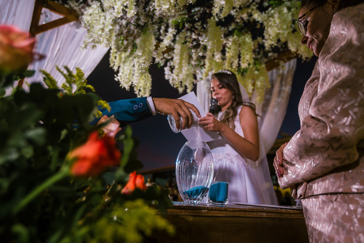 noiva-linda-feliz-casamento-makin of-maquiagem-make-vestido-salão-wedding-casamento-pride-buffet-eusébio-noivos-fotografo de casamento-fotografia-celebração-bolo