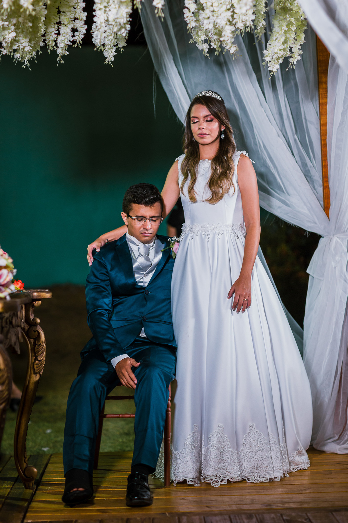 noiva-linda-feliz-casamento-makin of-maquiagem-make-vestido-salão-wedding-casamento-pride-buffet-eusébio-noivos-fotografo de casamento-fotografia-celebração-bolo