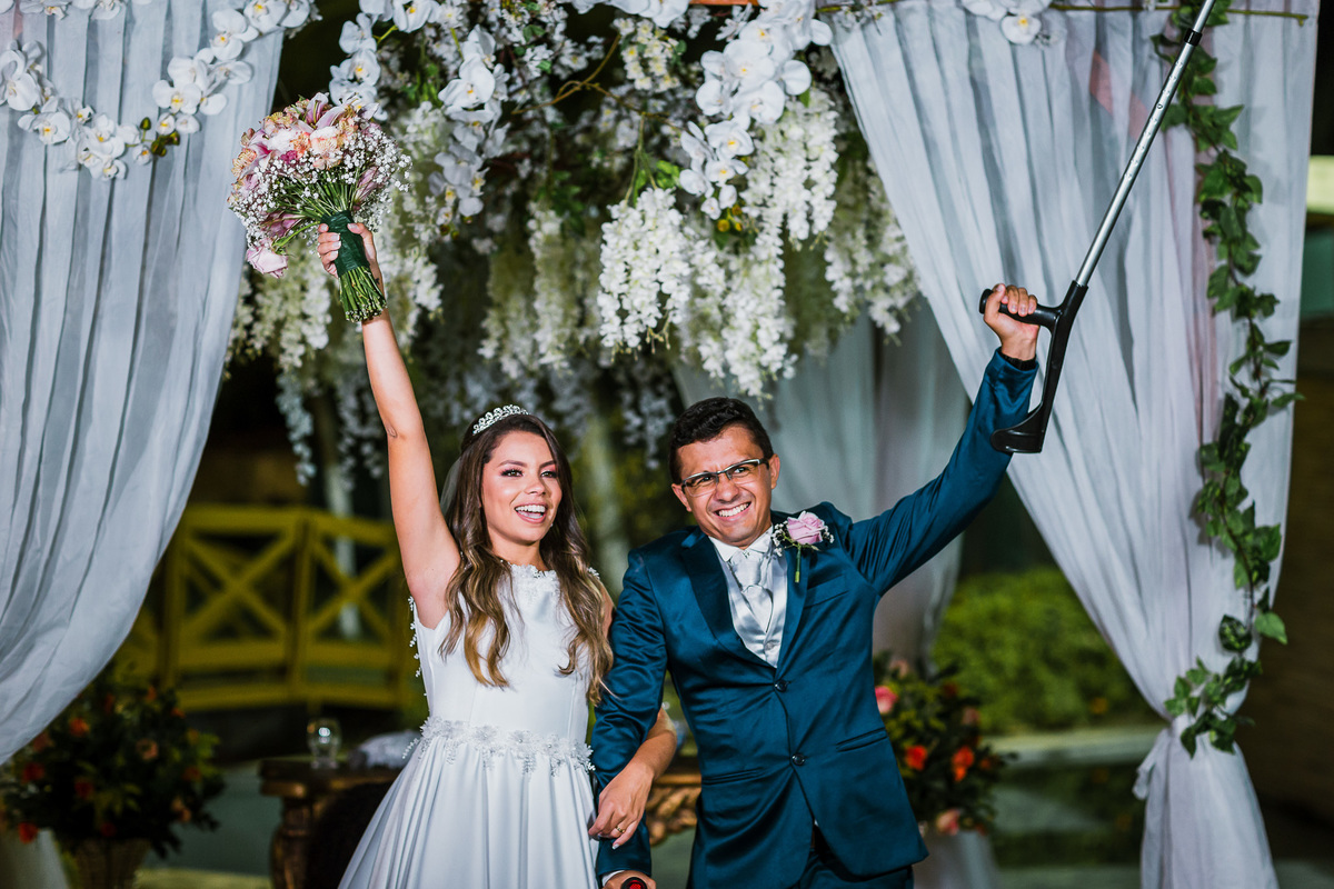 noiva-linda-feliz-casamento-makin of-maquiagem-make-vestido-salão-wedding-casamento-pride-buffet-eusébio-noivos-fotografo de casamento-fotografia-celebração-bolo