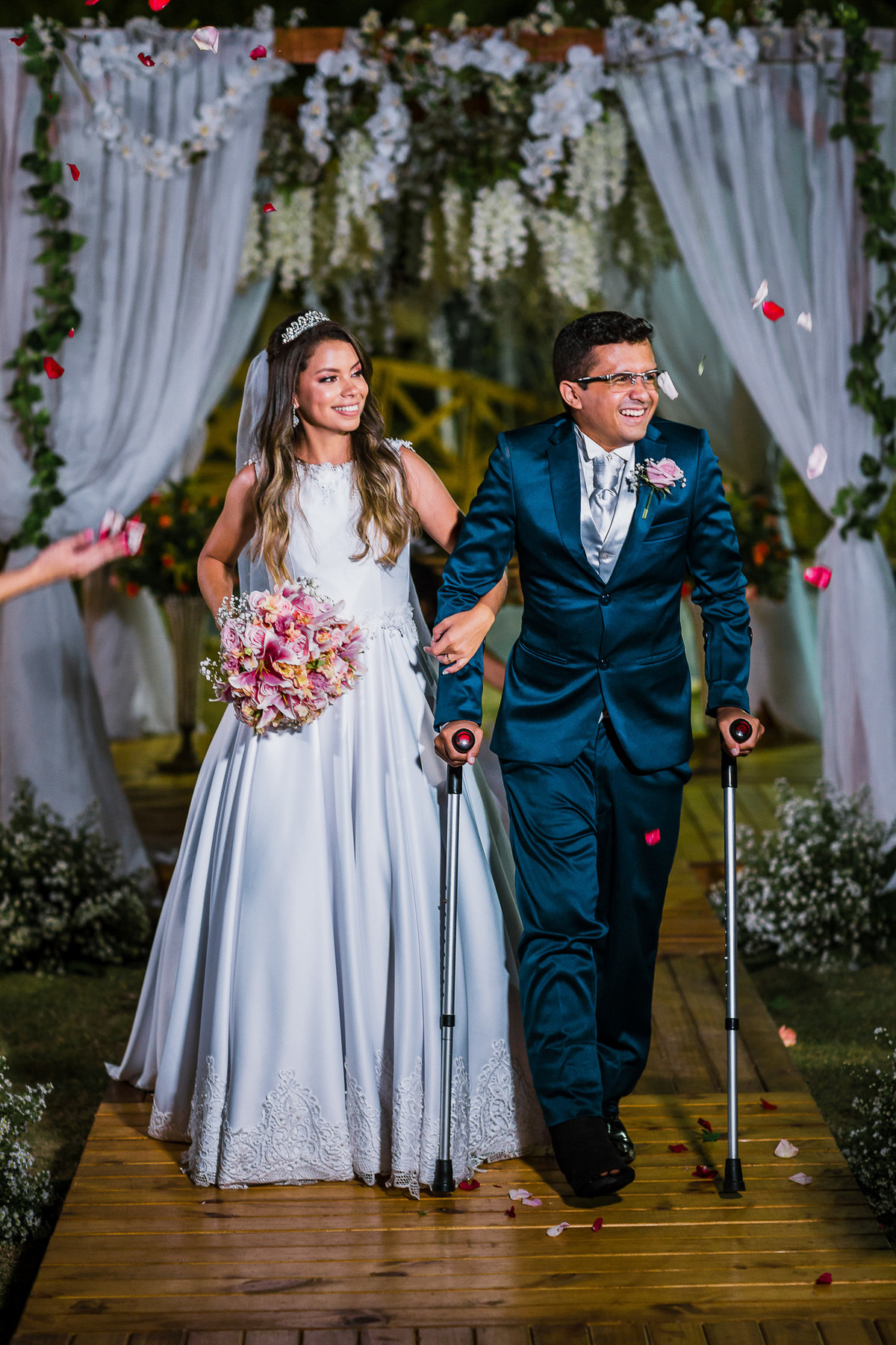 noiva-linda-feliz-casamento-makin of-maquiagem-make-vestido-salão-wedding-casamento-pride-buffet-eusébio-noivos-fotografo de casamento-fotografia-celebração-bolo