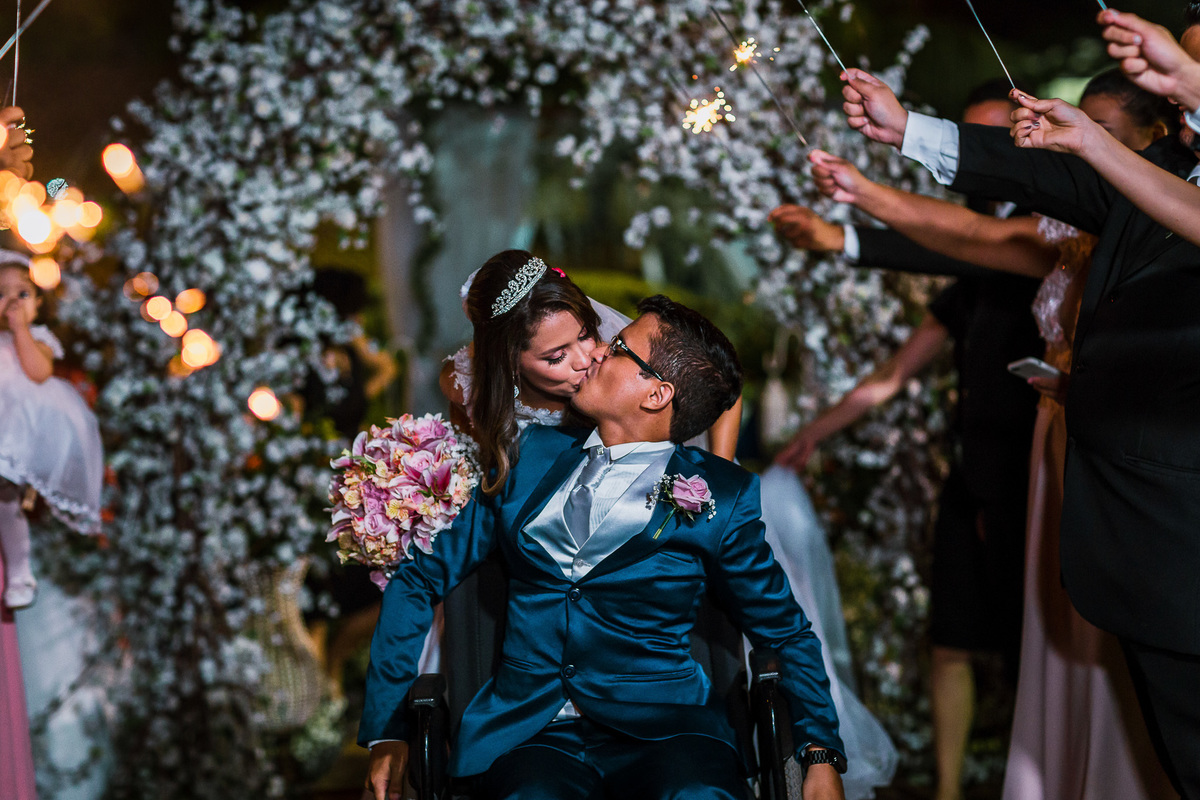 noiva-linda-feliz-casamento-makin of-maquiagem-make-vestido-salão-wedding-casamento-pride-buffet-eusébio-noivos-fotografo de casamento-fotografia-celebração-bolo