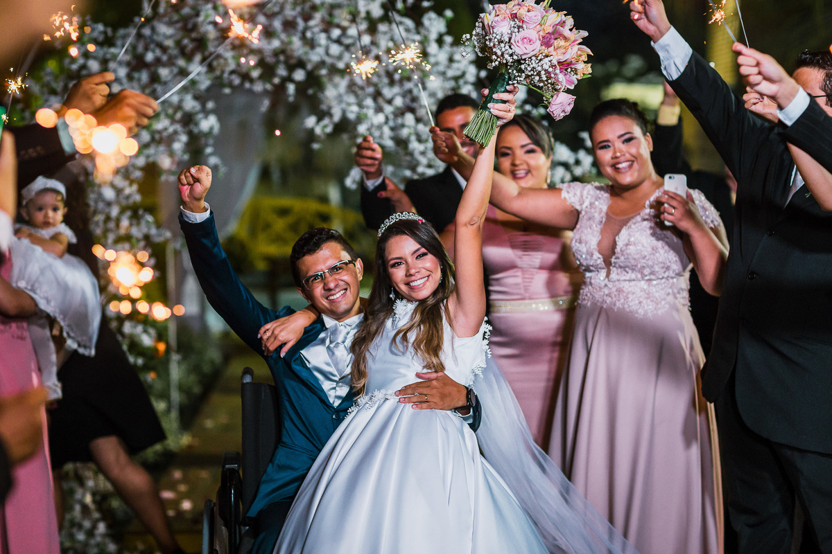 noiva-linda-feliz-casamento-makin of-maquiagem-make-vestido-salão-wedding-casamento-pride-buffet-eusébio-noivos-fotografo de casamento-fotografia-celebração-bolo