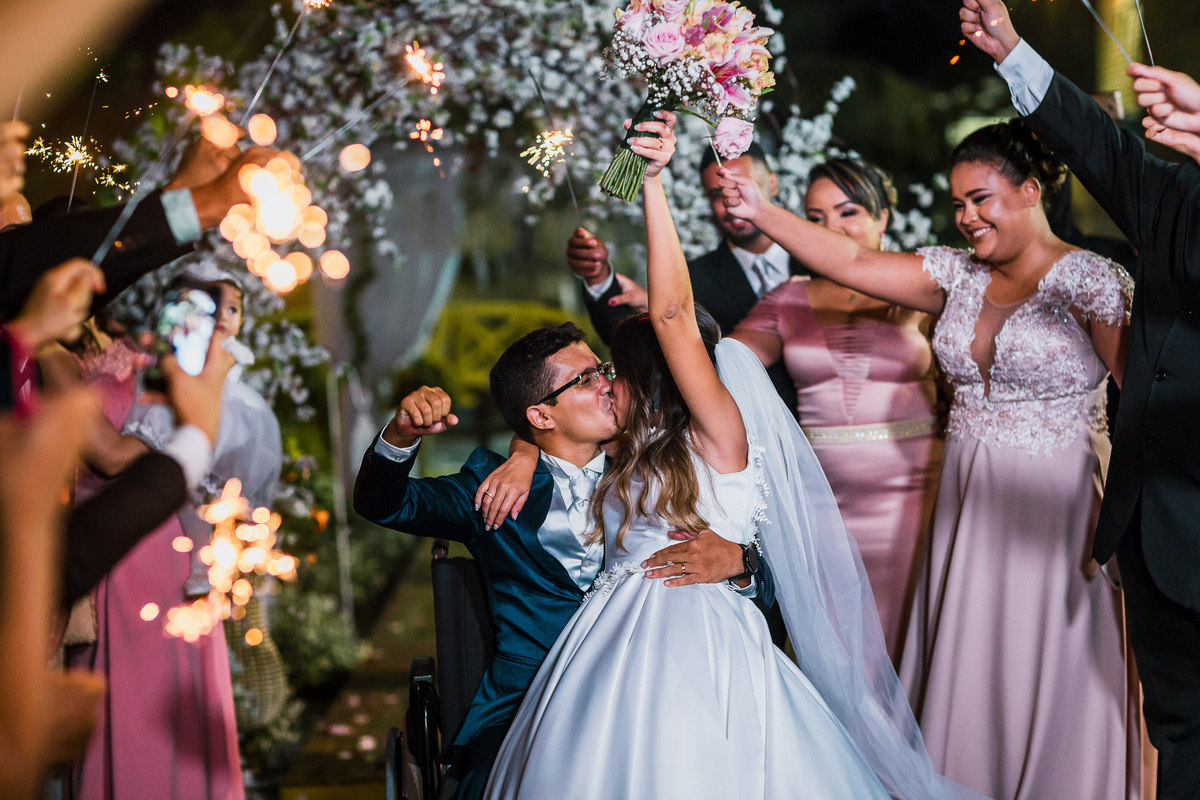 noiva-linda-feliz-casamento-makin of-maquiagem-make-vestido-salão-wedding-casamento-pride-buffet-eusébio-noivos-fotografo de casamento-fotografia-celebração-bolo