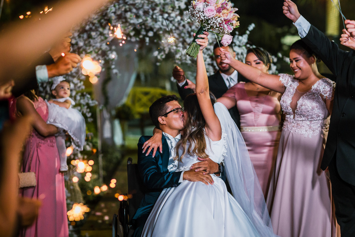 noiva-linda-feliz-casamento-makin of-maquiagem-make-vestido-salão-wedding-casamento-pride-buffet-eusébio-noivos-fotografo de casamento-fotografia-celebração-bolo