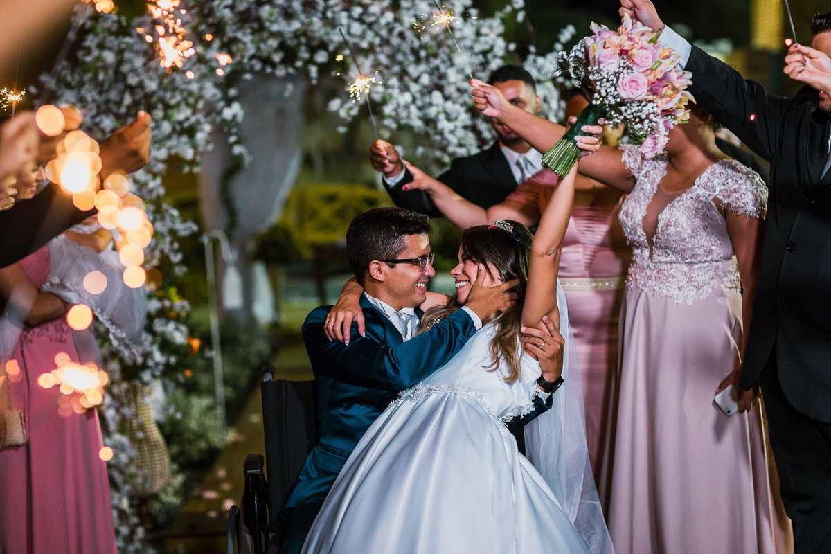 noiva-linda-feliz-casamento-makin of-maquiagem-make-vestido-salão-wedding-casamento-pride-buffet-eusébio-noivos-fotografo de casamento-fotografia-celebração-bolo