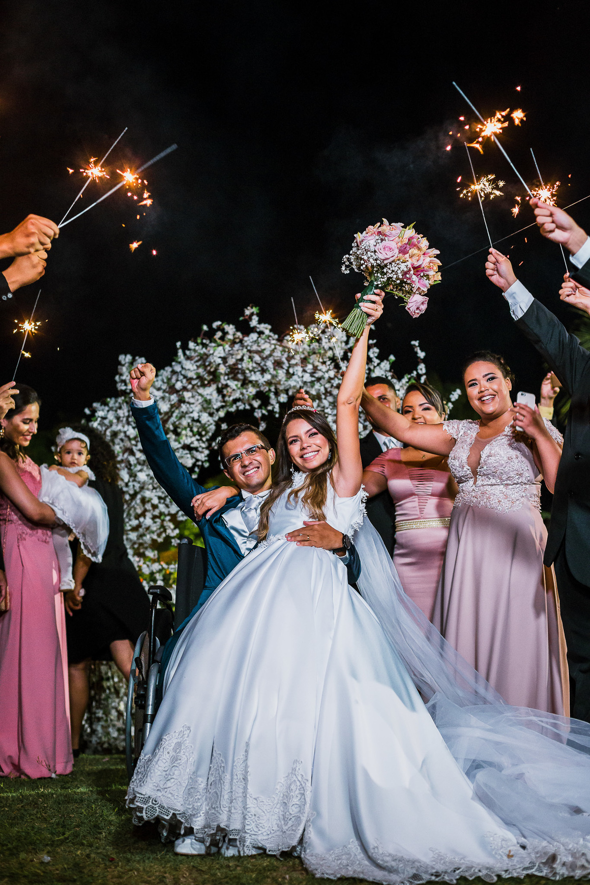 noiva-linda-feliz-casamento-makin of-maquiagem-make-vestido-salão-wedding-casamento-pride-buffet-eusébio-noivos-fotografo de casamento-fotografia-celebração-bolo