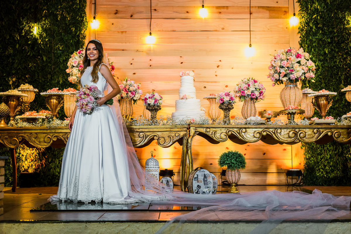 noiva-linda-feliz-casamento-makin of-maquiagem-make-vestido-salão-wedding-casamento-pride-buffet-eusébio-noivos-fotografo de casamento-fotografia-celebração-bolo