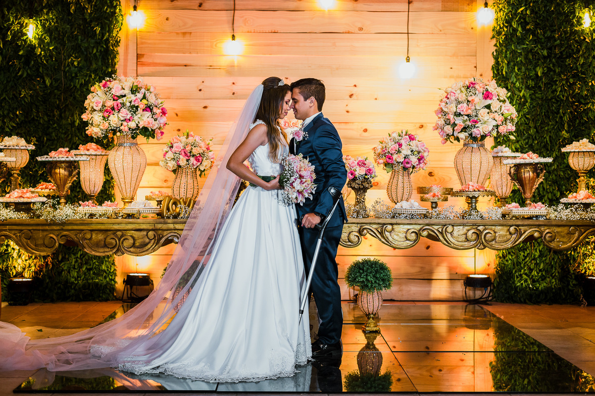 noiva-linda-feliz-casamento-makin of-maquiagem-make-vestido-salão-wedding-casamento-pride-buffet-eusébio-noivos-fotografo de casamento-fotografia-celebração-bolo