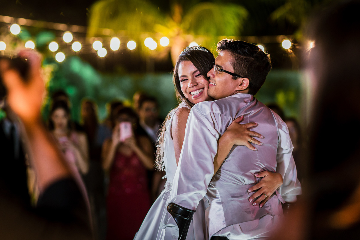 noiva-linda-feliz-casamento-makin of-maquiagem-make-vestido-salão-wedding-casamento-pride-buffet-eusébio-noivos-fotografo de casamento-fotografia-celebração-bolo