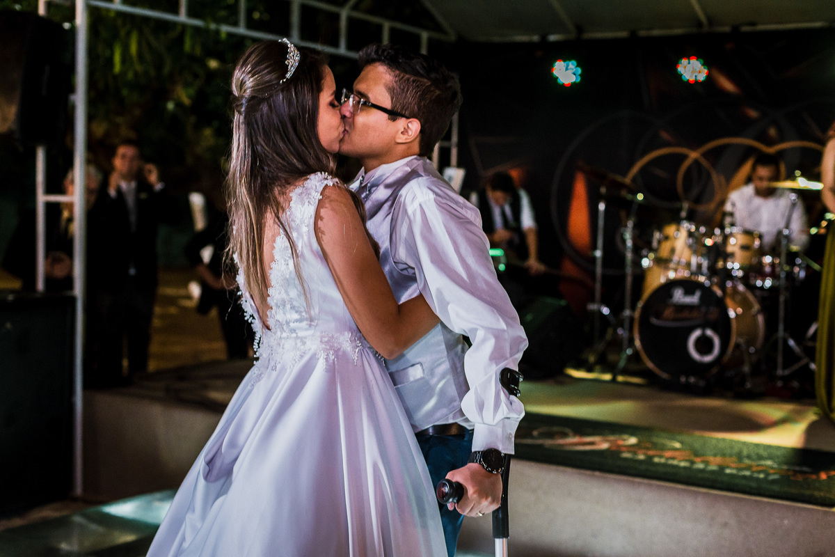 noiva-linda-feliz-casamento-makin of-maquiagem-make-vestido-salão-wedding-casamento-pride-buffet-eusébio-noivos-fotografo de casamento-fotografia-celebração-bolo